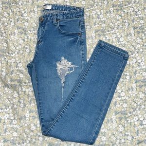 Distressed skinny jeans